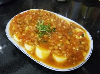 step7: 做法 :

將番茄切碎備用 , 再將玉子豆腐切件放碟 , 再用蒸爐蒸 5 分鐘 , 在蒸玉子豆腐時間可預備醬汁 , 先爆香蒜頭 , 乾蔥 , 薑蓉大火爆炒番茄 , 再加入茄汁豆煮滾 , 加少少糖 , 雞粉 , 麻油 , 蔥粒 , 少少生粉水埋芡 , 將蒸好的玉子豆腐取出 , 碟內應該有水 , 小心倒出水份 , 再將鮮茄汁豆淋上面 , 完成 .