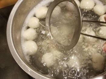 step15: 將煮至浮起的湯丸筆起放入上湯中