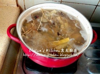 step6: 拌一拌勻煲內材料 , 用中火煲至大滾 , 蓋上蓋轉慢火煲1 1/2小時