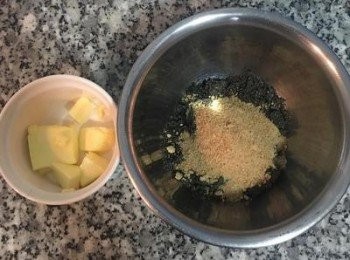 step2: 芝麻粉加入糖、蜂蜜，再放入室溫奶油混勻。