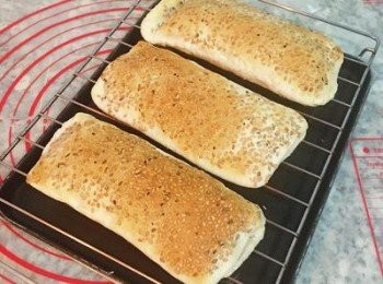 step16: 烤好的燒餅中間會整個攏起，香氣四溢，只需用剪刀從側面延著邊緣剪開，即可放入自己準備好的餡料囉~~