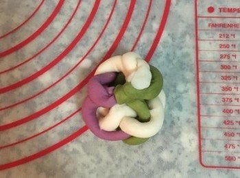 step16: 4角提起後，往中間匯集，並壓扭在一起；