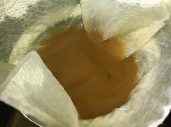 step7: 將昆布水小火加熱至60度煮約3分鐘，取出昆布；加入鰹魚片小火煮約2-3分鐘，熄火静置20分鐘；用廚房紙及小篩隔過濾清湯，可得昆布鰹魚清湯約300cc。(完成昆布鰹魚清湯可放在密封瓶內放進雪櫃可保存一個月以上)