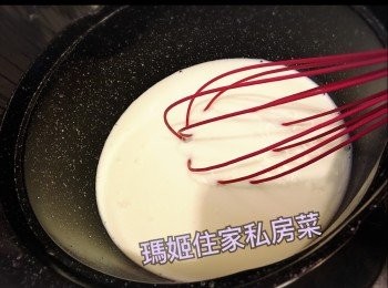 step2: ～將椰漿👉🏻屋仔排牛奶👉🏻水👉🏻沙糖倒入煲內👉🏻開慢火（不停慢慢搞溶）👉🏻見開始有微微泡泡