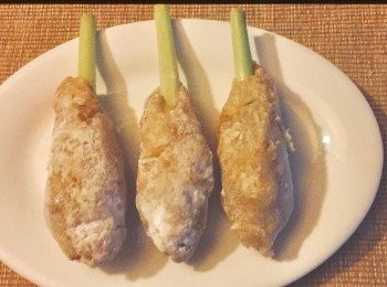 step2: 首先將蝦仁洗淨，用刀背將它壓成泥後再剁至蝦蓉狀，然後後加入香芹,葱調味料攪勻後，大力用手摔打蝦膠多次，然後放入雪櫃雪20-30分鐘後取出。
 
將香茅洗淨切成約4-5 吋長的小段，再把蝦膠包裹着香茅， 頭尾兩端留下小小空位不用包裹。