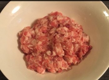 step5: 豬肉洗淨切成小塊，再用切碎器攪碎。加少許鹽、糖，胡椒粉和玉米粉備用。