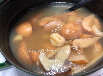 step3: 因鑄鐵鍋比較儲熱 所以不用連續開火兩小時已上也能煲出入味湯水，# 如用其他鍋具可煲滾後轉小火煲兩小時