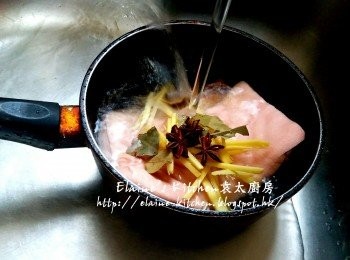 step2: 將五花肉放入煲內 , 加入薑絲 , 八角 , 香葉 , 酒及水