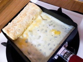 step2: 蛋打散用玉子燒專用小鍋子煎好