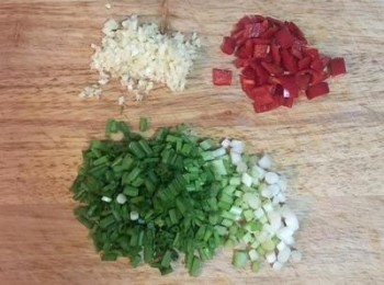 step2: 蒜拍扁去皮切末；辣椒去籽切丁；蔥切花。
