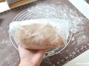 step7: 繼續擀平成長方形後捲起來放入塑膠袋密封冷藏10小時發酵