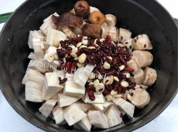step1: 粉葛，牛蒡洗淨後去皮切細。
赤小豆扁豆，紅腰豆 ，蜜棗用水浸半小時後洗淨。
陳皮浸軟後刮去白色部份。
