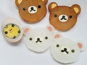 step4: 用模印出熊鼻，耳仔，紫菜用較剪剪出眼珠，鼻等
再放上大根片和烚蛋上