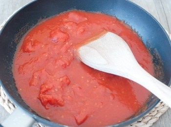 step3: 熱鑊後，下罐裝蕃茄(也可用新鮮蕃茄，切丁），用中火煮沸