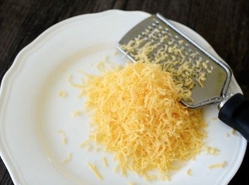 step1: 先刨出芝士碎