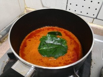 step3: 下檸檬葉慢火煮1分鐘