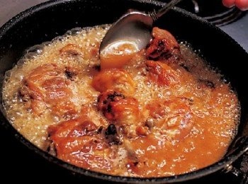 step12: 攪拌煮汁，繼續燉煮。(攪拌煮汁使整鍋入味。燉煮時要不時用煮汁澆淋雞肉。)