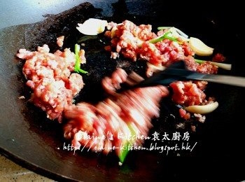 step9: 燒紅鑊 , 爆香蒜頭及蔥段 , 加入豬肉碎炒至轉色