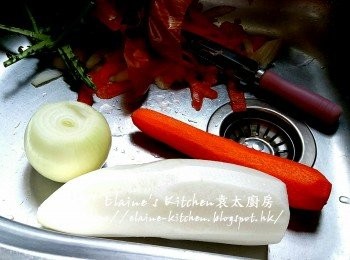 step3: 白蘿蔔去皮 , 甘旬去皮 , 洋蔥去衣