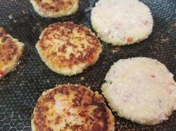 step7: 將薯波放入平底鑊，輕力略按平一啲，煎至兩面帶點燶就可以喇!