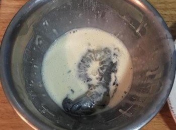 step6: 先起油鍋，加熱到170-180度，丟一點粉下去會馬上起泡浮起的狀況。
醃過的蝦子放入<span class="group_3">粉漿</span>中，沾一下即可，這樣炸的時後，可以讓蝦球的粉不會掉喔～