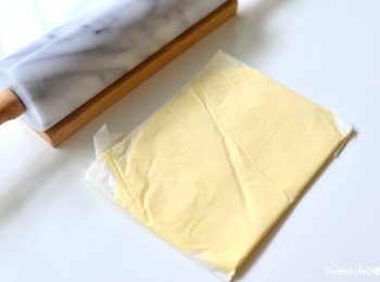 step2: <span class="group_2">裹入麵包材料B組</span>的無鹽奶油120g擀成0.5公分薄片方形放入冷藏備用
(厚度要擀均勻)