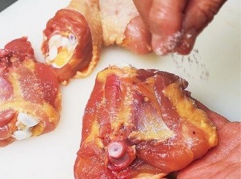 step3: 在每片肉身均勻撒上1g的鹽。皮面不必撒。