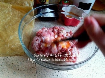 step1: 豬肉碎放入大碗內 , 加入雞蛋黃 , 雞粉及<span class="group_2">醃料</span>拌勻靜待30分鐘