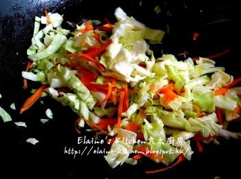 step4: 燒紅鑊 , 將椰菜絲及甘旬落鑊炒香 , 加少許鹽及水拌勻