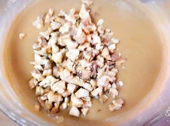 step7: 加入2/3切碎的核桃粒拌勻