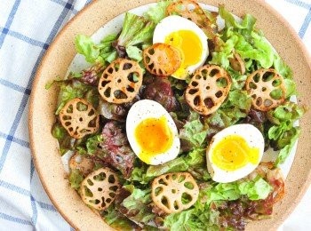 step6: 準備上桌用的盤子，放上沙律菜，然後在上面加上蓮藕片及半熟蛋，撒上黑椒碎，便可享用。