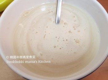 step8: <span class="group_3">麵糰</span>做法: 首先把160ml 温水、1/2茶匙糖和1茶匙依士放入碗內拌匀，待3-5分鐘後水面會出現泡沬。
