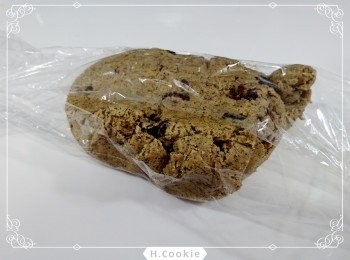 step2: 用保鮮膜包住攪拌好的麵團，整形為長條型（入模型）放入冰箱冷凍2-3小時以上