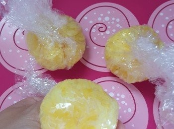 step2: 用保鮮紙將飯團包成圓波波狀
紫菜用鉸剪剪出雞仔眼睛，鼻窿，頭髮，同腳