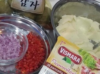 step1: 先烚薯仔15-20 分鐘，直至淋身，去皮，壓成蘿容。
將紅椒去子，蔥頭，及紅椒切成細粒。