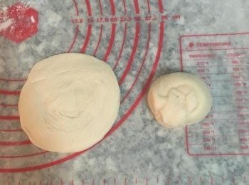 step18: 將圓柱立起來，從中間略壓一下後，從旁邊開始桿麵皮，推進去、施力桿出來，桿成中間厚週圍薄像包子皮一樣的麵皮。