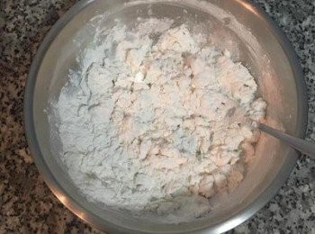 step2: 將鹽倒入麵粉中混云, 接著倒入滾水,邊倒要用叉子或筷子攪拌,讓麵粉都能吃到滾水，拌好後的麵粉就跟照片中一樣。