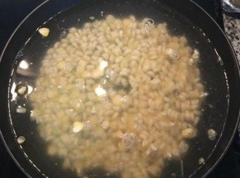 step5: 煮沸一鍋水，加入一匙鹽，放入玉米粒煮10分鐘，到玉米都煮熟了。