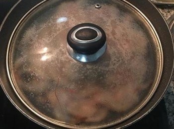 step4: 燒到看到油紋，就可以將沙蝦倒入，蓋上蓋子，大火悶燒ㄧ下。