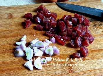 step6: 臘腸用熱水沖一沖洗切粒 , 乾蔥頭去衣切片