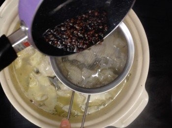 step15: 襯熱把油澆上去，再放上芫茜段即成
（也可先放上芫茜段再澆上川麻椒油）