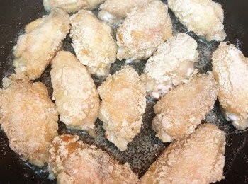step3: 燒熱油鑊，雞皮的一面先下鑊，用中火以半煎炸方式將<a href="https://bit.ly/3zHU5V3" target="_blank" data-keyword="雞翼" class="guide-link"><strong>雞翼</strong></a> <span style="display:inline-block;vertical-align:middle;margin-top:-3px;color:initial;border-radius:3px;padding:2px 3px;font-size:12px;line-height:14px;background:#87d300;color:#fff;">即買</span> 煎至兩邊金黄、脆身及熟透。