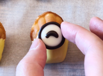 step8: 完成後座溶朱古力加添可愛卡通。