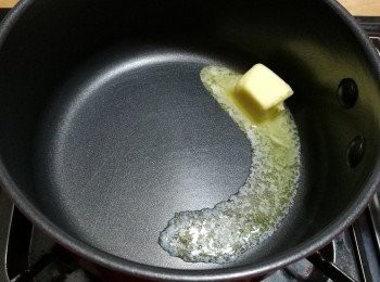 step1: 在鍋中放下牛油，小火煮融。