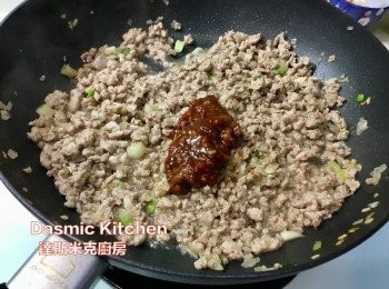 step7: 加入辣豆瓣醬拌炒（約1分鐘）