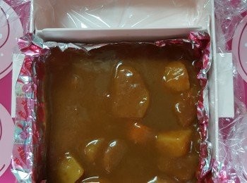 step1: 米同黃薑粉一起煮
所有材料切粒，炒香，加水與咖哩磚一同煮，放涼備用
(留些少甘筍做雞仔鼻)