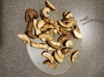 step6: 用少許油起鑊,先爆香冬菇