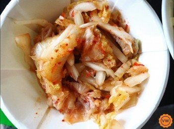 step6: 建議先用筷子稍為將醬汁擠乾一點之後稍為切細，這樣在食用時，也比較不會有太多水份