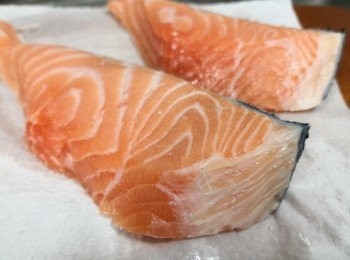 step1: 三文魚洗淨， 徹底吸幹水分， 灑上適量海鹽醃10分鍾