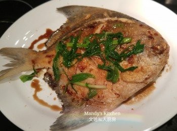 step4: 將䱽魚炸脆表面盛起, 再爆香蔥絲放魚面, 再加少許美極即成。